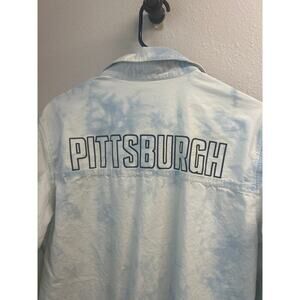 WEAR by Erin Andrews Women's Pittsburgh Steelers Chambray Acid Wash Button Up